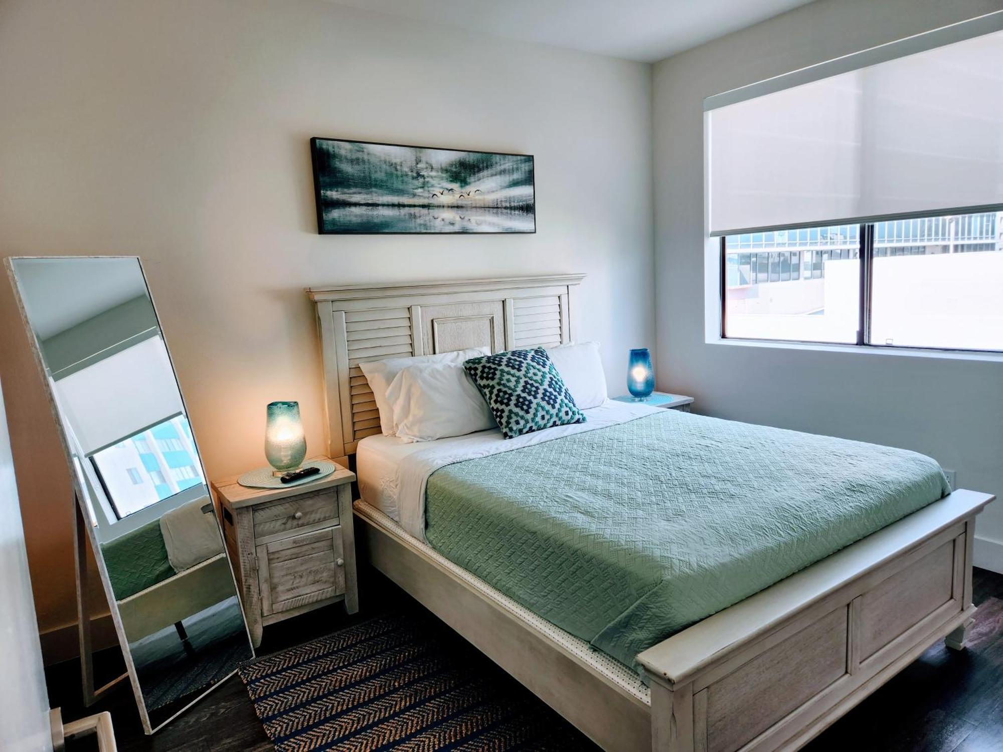 Apartment Hollywood Panoramic Views, Pool, Gym & Free Parking!