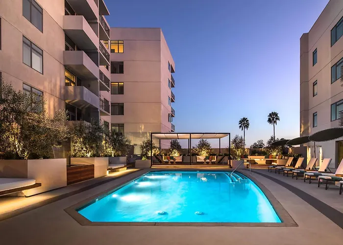 Hollywood Panoramic Views, Pool, Gym & Free Parking!