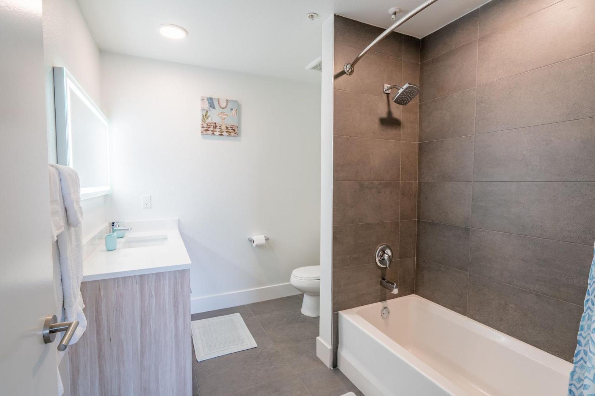 Hollywood Panoramic Views, Pool, Gym & Free Parking! Appartamento